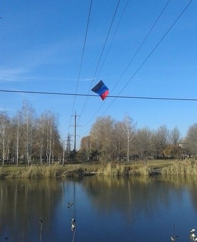 В Димитрове оригинально повесили флаг ДНР В Димитрове оригинально повесили флаг ДНР