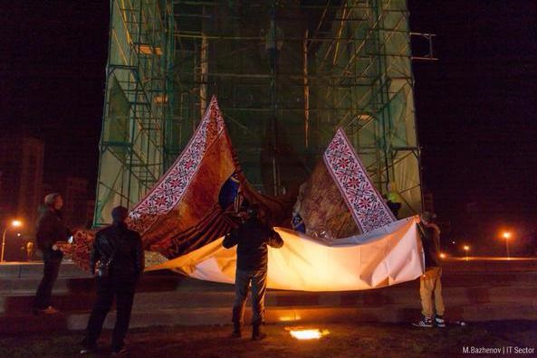 В Харькове повесили икону на бывший памятник Ленину В Харькове повесили икону на бывший памятник Ленину