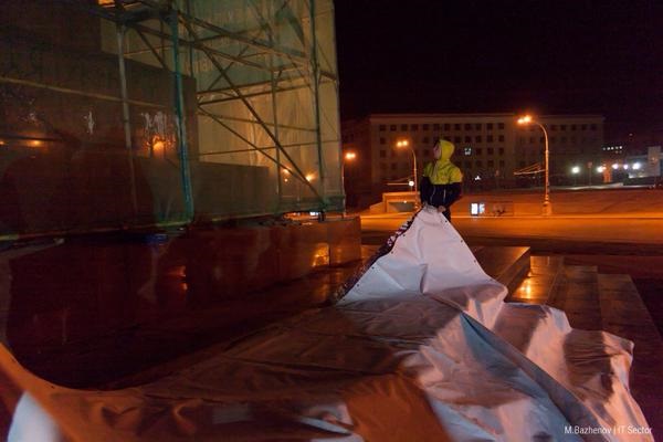 В Харькове повесили икону на бывший памятник Ленину В Харькове повесили икону на бывший памятник Ленину