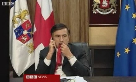 Жители Одессы приветствовали Саакашвили галстуками Жители Одессы приветствовали Саакашвили галстуками