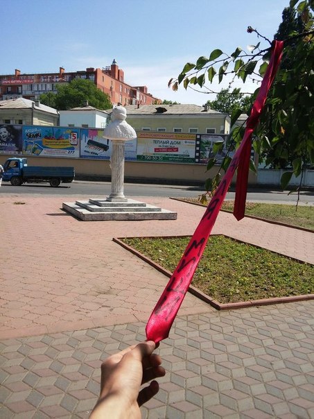 Жители Одессы приветствовали Саакашвили галстуками Жители Одессы приветствовали Саакашвили галстуками